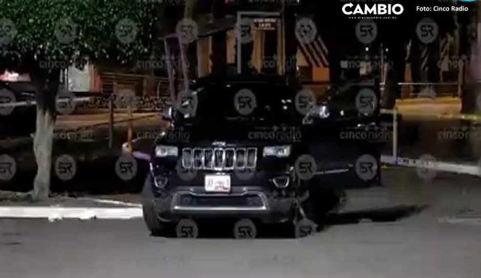 Atacan a balazos a dos hombres a bordo de su camioneta en Galería Las Ánimas