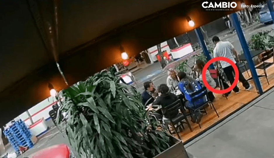 ¡En cuestión de segundos! Hombre roba bolso en restaurante de la Roma (VIDEO)