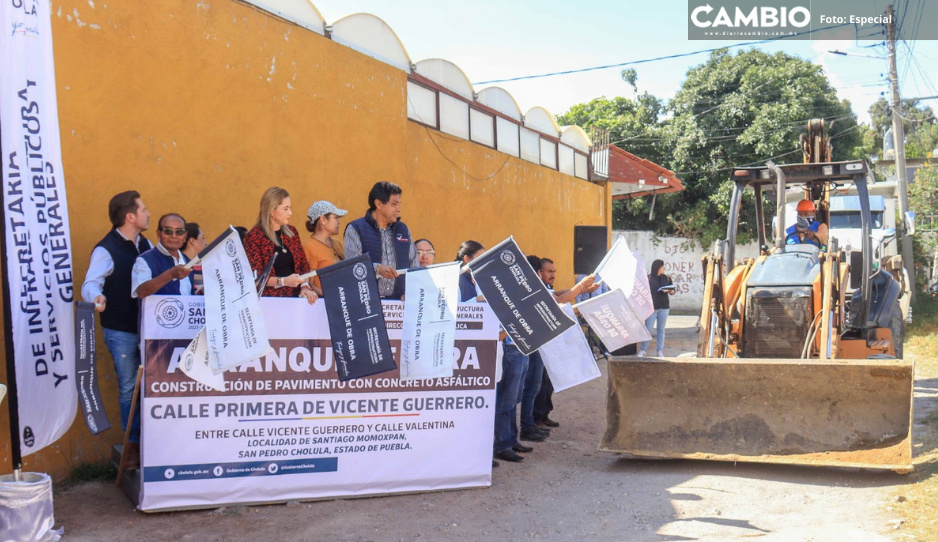 Paola Angon da arranque a pavimentación de la calle Primera de Vicente Guerrero