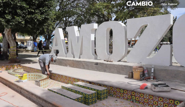 Mario de la Rosa comienza a instalar letras de la identidad de Amozoc en el zócalo municipal