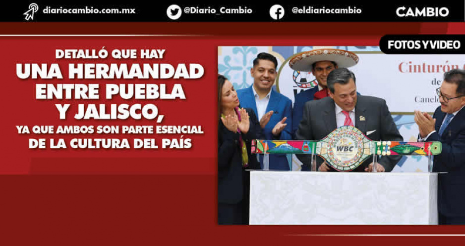 Nacho Mier presenta cintur&oacute;n de box con motivos poblanos que disputar&aacute; el Canelo