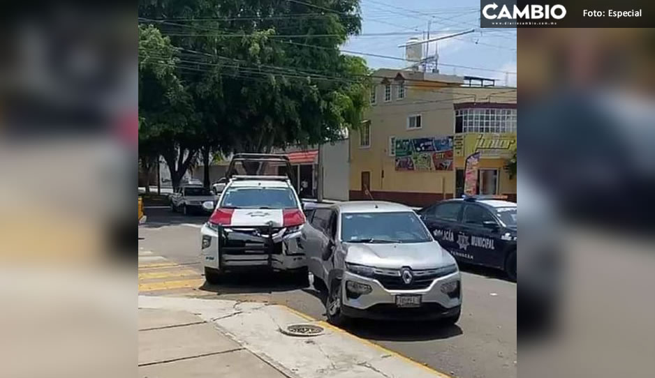 Auto se pasa el alto y se estrella vs patrulla en Tehuacán