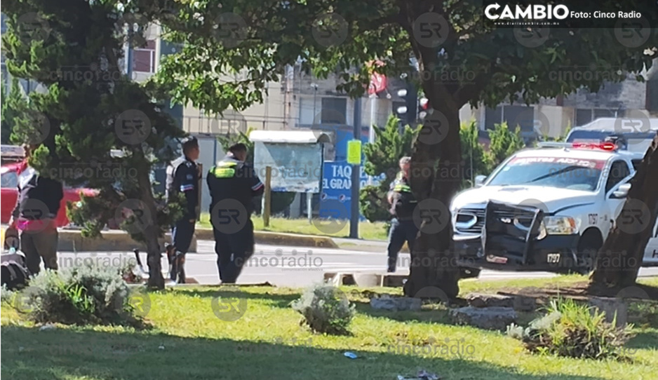 Patrulla estatal choca vs auto en la rotonda de la China Poblana