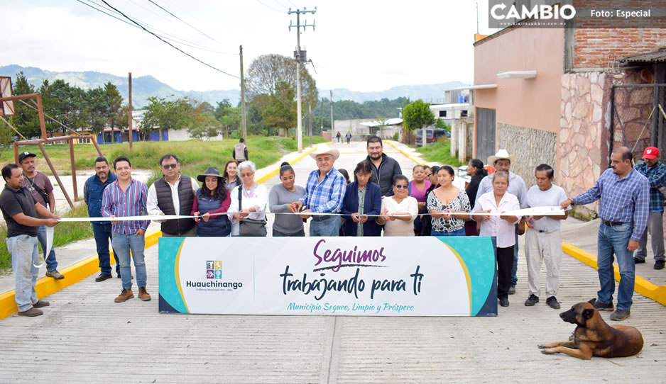Rogelio López Angulo entrega calles pavimentadas en 5 colonias de Huauchinango