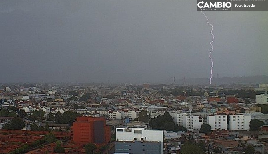 ¡La furia de Zeus! Fuerte estruendo cimbra y destella sobre Puebla capital