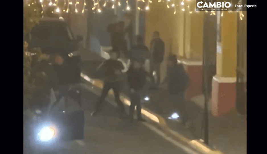 ¡Se dan con todo! Automovilistas se agarran a golpes en calles de San Pedro Cholula (VIDEO)