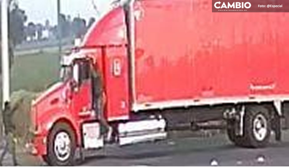 Asaltantes a bordo de un Tsuru roban un camión en Texmelucan
