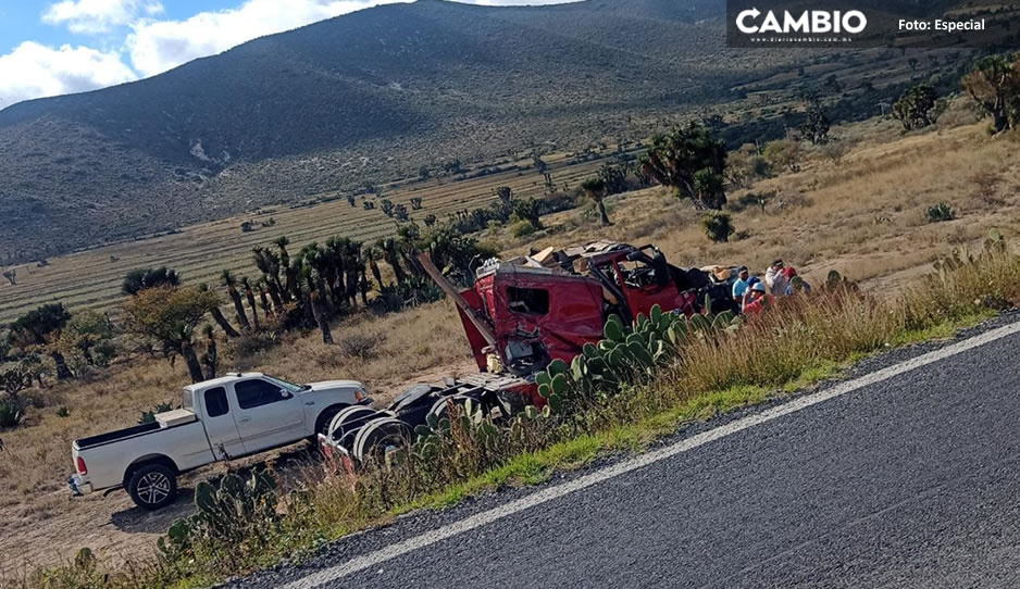 ¡Quedó destrozado! Tractocamión pierde el control y termina volcado sobre la federal Azumbilla- El Seco