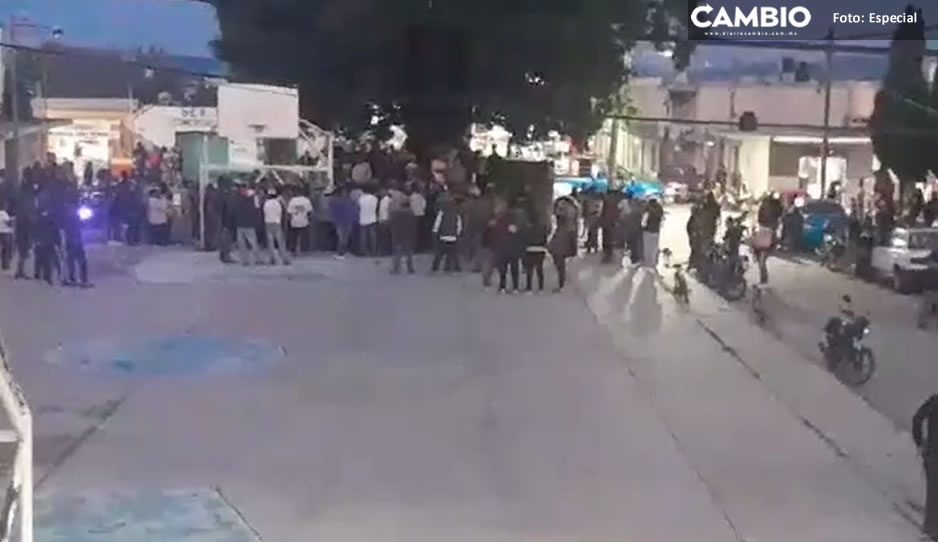 VIDEO: ¡Se calientan los ánimos! Retienen a policías tras rescatar a ladrón de ser linchado en Tlahuapan