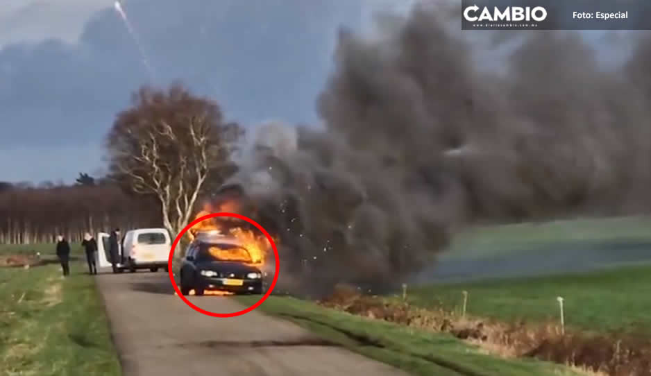 ¡Qué inconsciente! Conductor explota vehículo lleno de pirotecnia tras encender un cigarro (VIDEO)