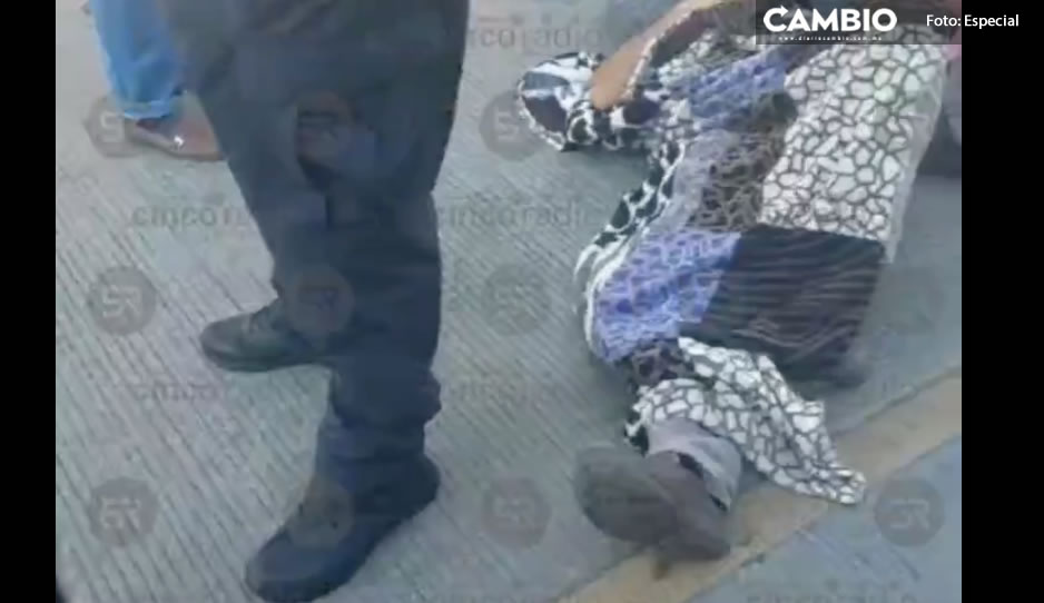 ¡Quedó tendido en el pavimento! Cafre atropella a peatón en la Guadalupe Caleras (VIDEO)