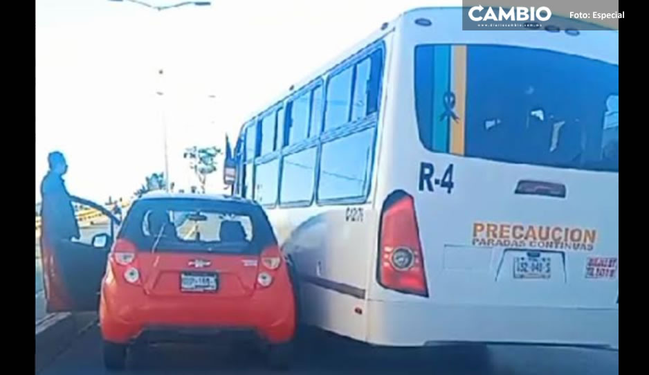 ¡Otra del transporte público! Ruta 4 se impacta con auto en Periférico Ecológico