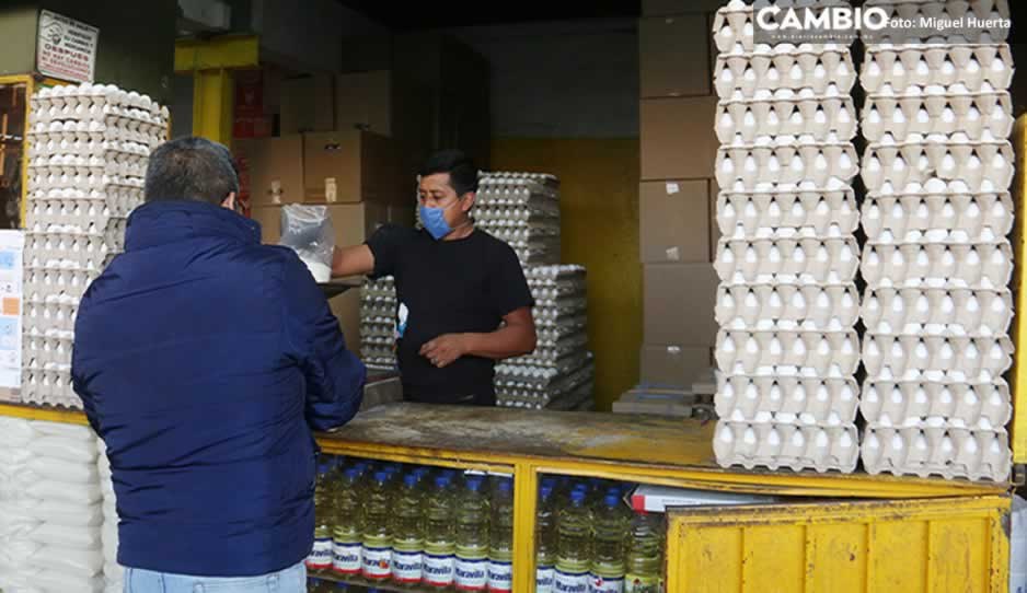 Bloqueos en granjas de Tehuacán amenazan con disparar precios de huevo y pollo