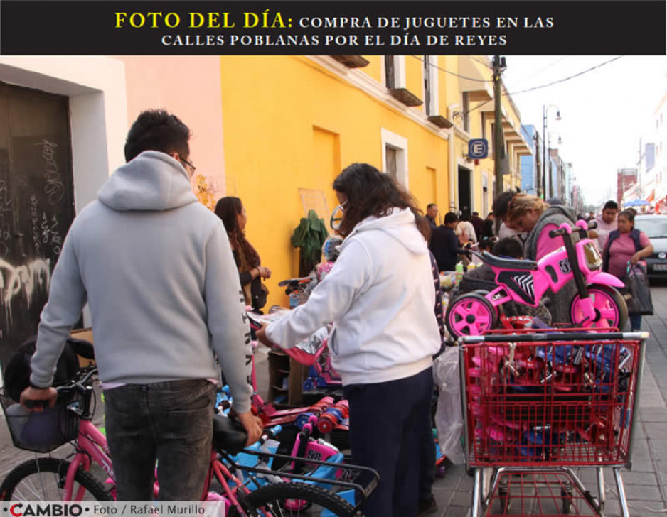 FOTO DEL DÍA: COMPRA DE JUGUETES EN LAS CALLES POBLANAS POR EL DÍA DE REYES