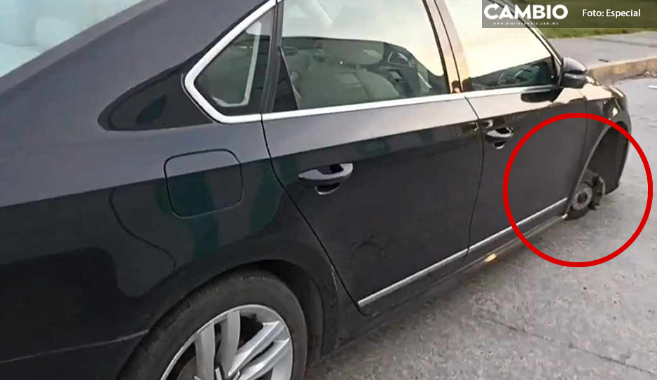 ¡Lo dejan con una llanta! Desvalijan automóvil en Vía Atlixcáyotl (VIDEO)