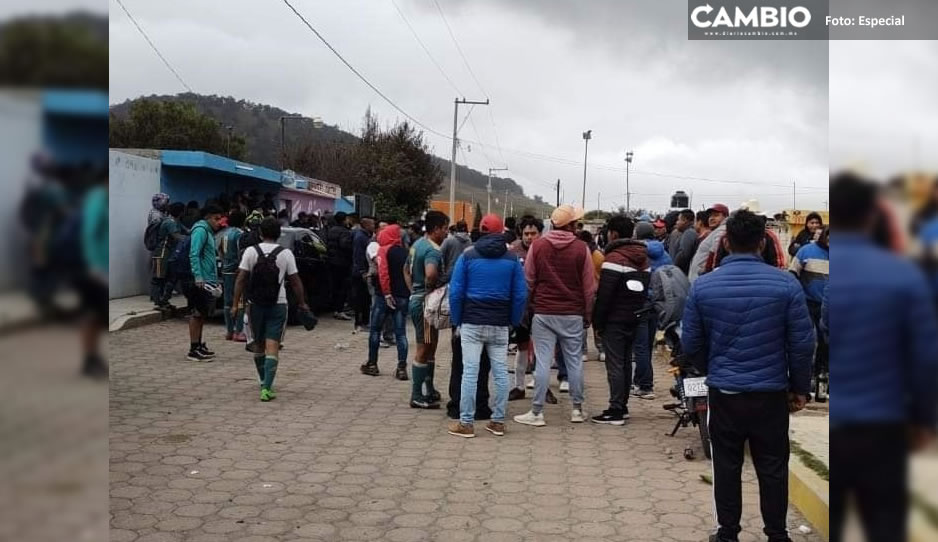 ¡Se calentaron los ánimos! Partido de futbol termina en golpes y robos en Chalchicomula