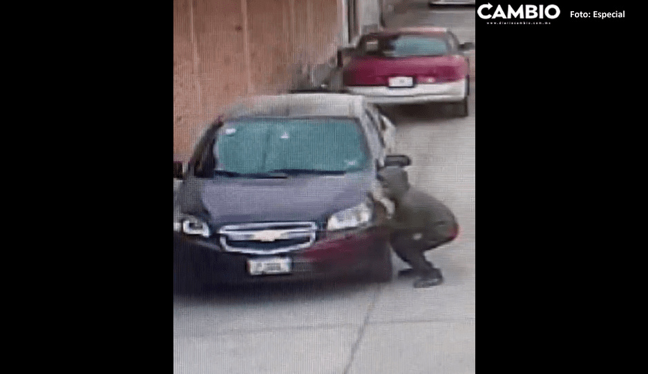 ¡En segundos! Delincuente roba computadora de auto estacionado en Huejotzingo (VIDEO)