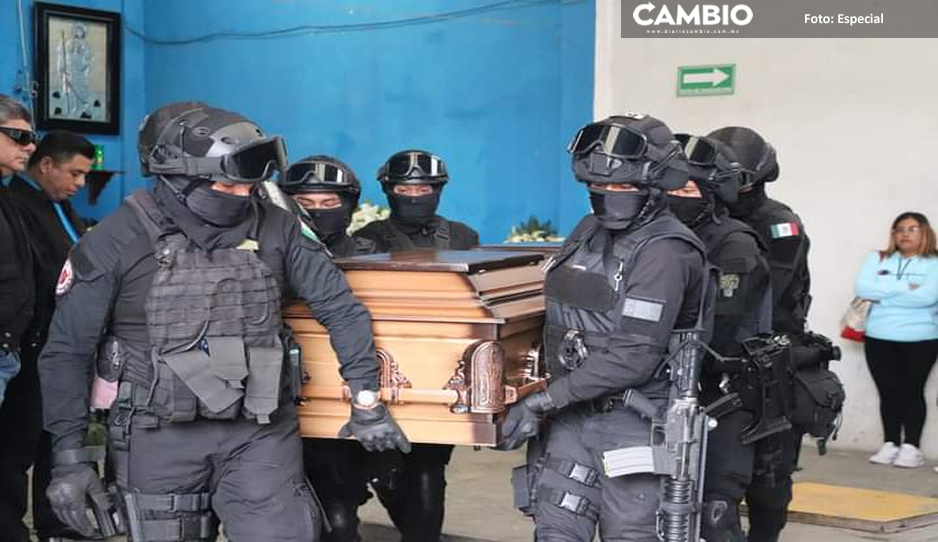 Entre porras y aplausos dan último adiós a Gregorio, policía atacado por delincuente en Cholula (FOTOS Y VIDEO)