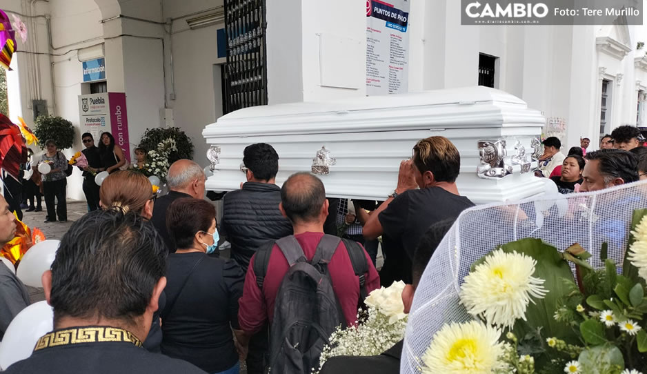 Dan el último adiós a Karina, joven asesinada por su ex novio en Totimehuacan (VIDEO)