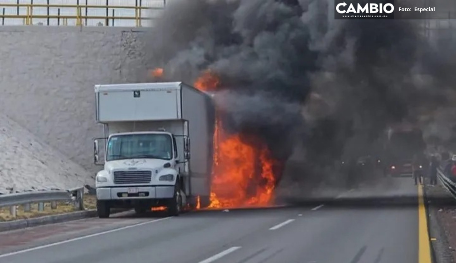 Incendio de tractocamión mantiene cerrada la autopista Puebla-Córdoba (VIDEO)