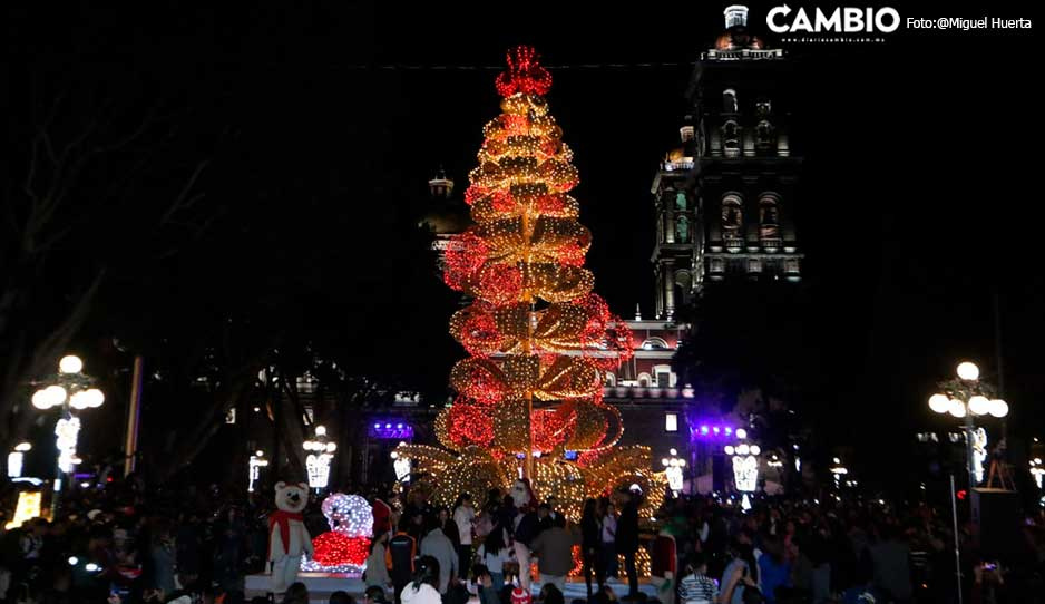 ¡Llegó la Navidad! Encienden árbol navideño en el Zócalo de Puebla (VIDEO)