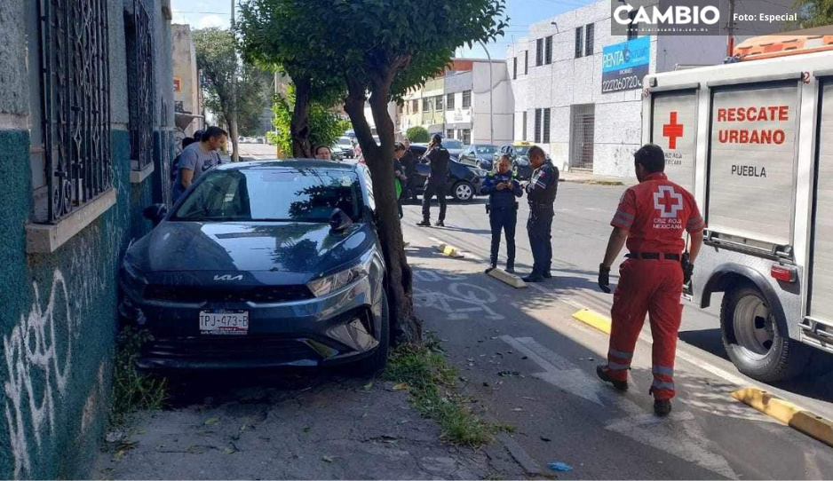 Conductora queda atrapada en su auto tras aparatoso choque en Barrio de Santiago
