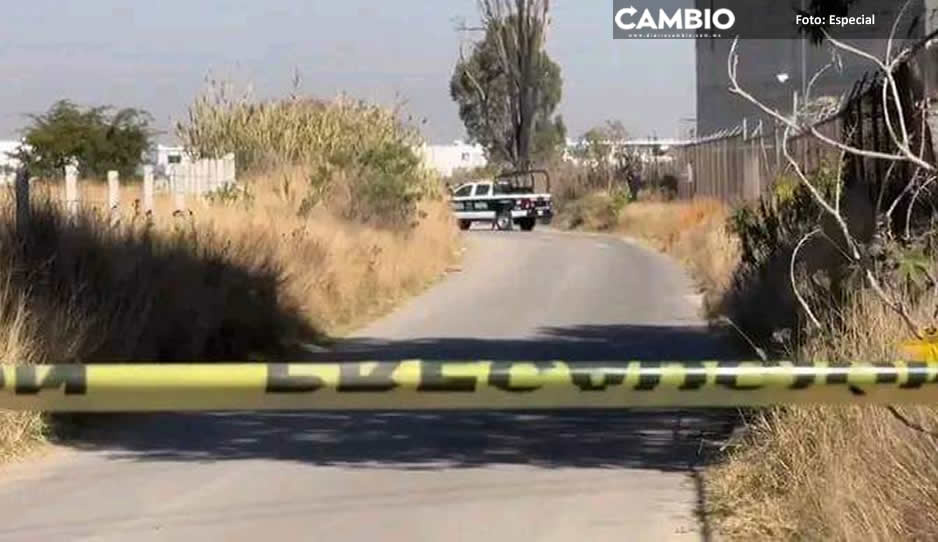 ¡Espeluznante! Hallan cadáver con mensaje amenazante en límites de Cuautlancingo y Coronango