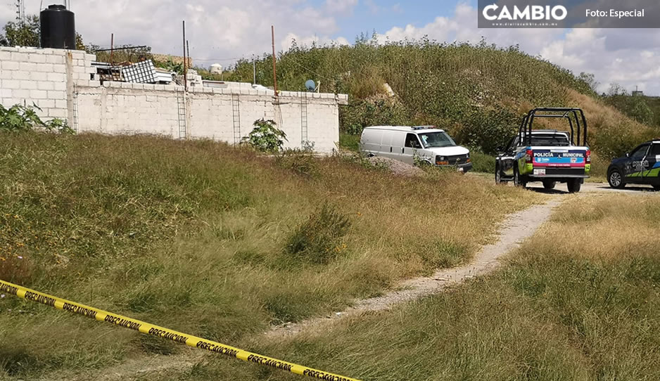 ¿Crimen pasional? Apuñalado y bañado en sangre, hallan cadáver en colonia Azteca (VIDEO)