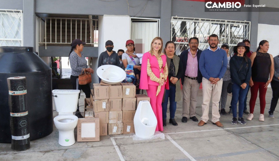 Paola Angon entrega módulos sanitarios a primarias en Cuachayotla