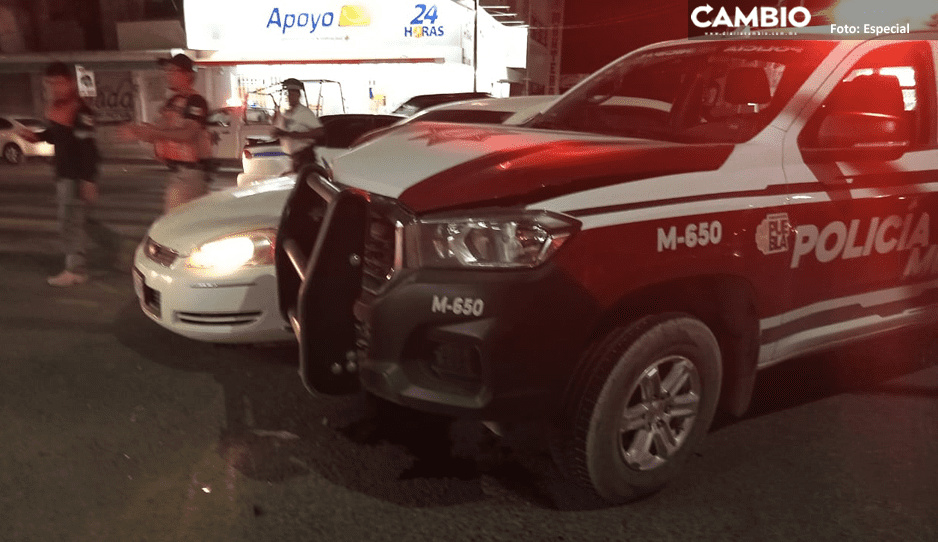 Patrulla de Tlacotepec choca contra auto en boulevard Juárez