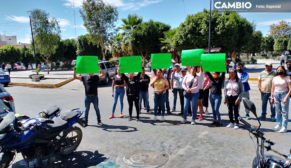 Edil auxiliar y pobladores de Nicolás Bravo realizan manifestación pacífica en Acatzingo