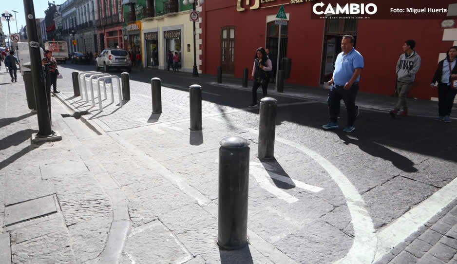 Regresan bolardos al Centro Histórico, colocan en la 3 Sur y 13 Poniente