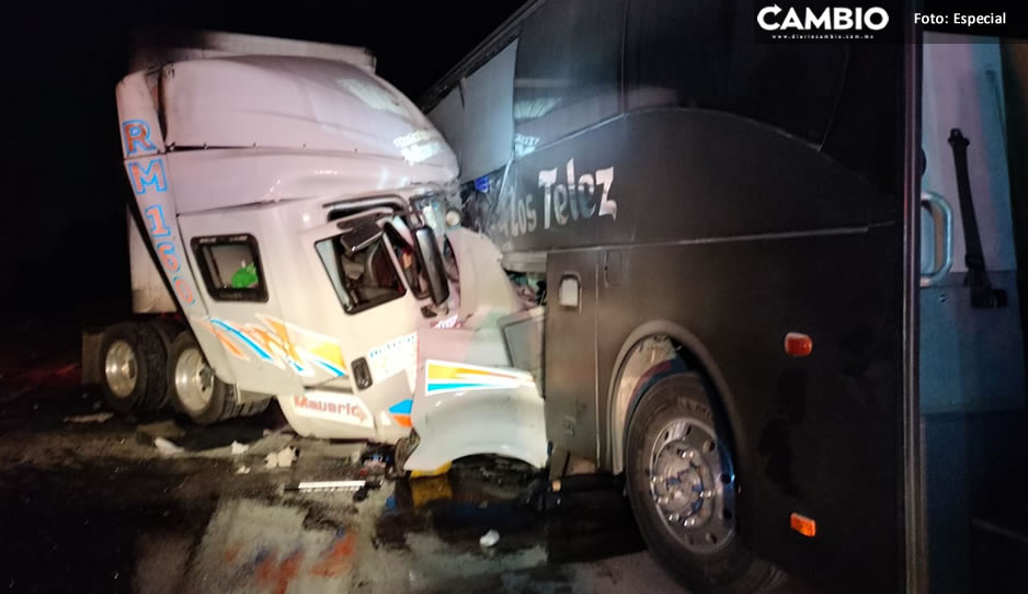 FOTOS: Tráiler choca vs autobús del Grupo Los Telez en la Puebla-Orizaba; hay dos muertos