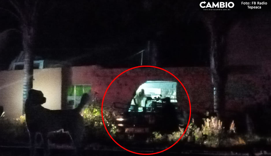 Borracho pierde el control de su camioneta y choca vs la estación del tren en Tepeaca (VIDEO)