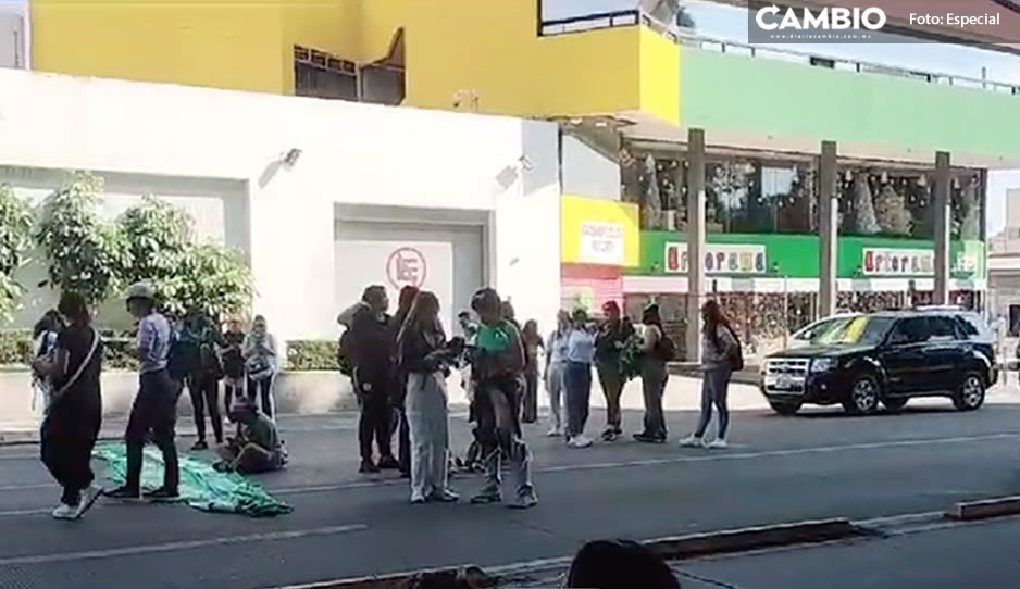 Feministas desquician tráfico en Boulevar 5 de Mayo para exigir despenalización del aborto