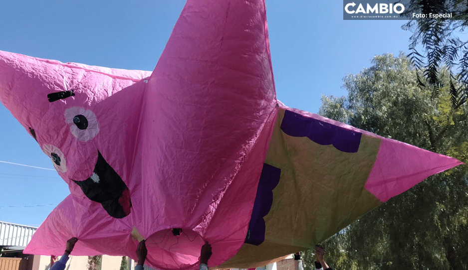 Espectacular concurso de globos de papel china en feria del barrio de Guadalupe en Tlaixpan