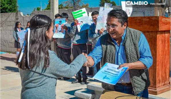 Pepe Cinto encabeza honores a la bandera en Bachillerato de Juan C. Bonilla