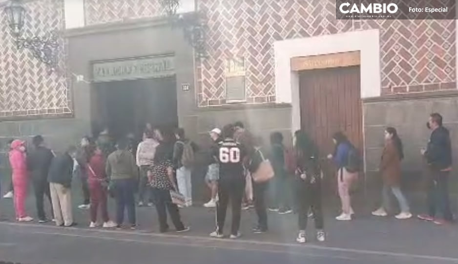 Jóvenes esperan hasta dos horas para recoger tarjetas de Bienestar en Palacio Federal