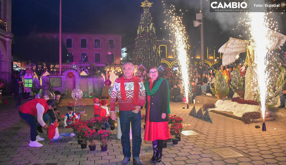Encabeza Rogelio López Angulo desfile navideño y encendido del árbol en Huauchinango