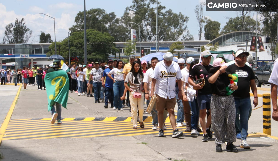 FOTOS: Poblanos llegan al Estadio Hermanos Serdán para celebrar el título de Pericos