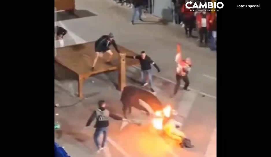 ¡Inhumano! Desalmado le enciende los cuernos a toro y lo cuernea (VIDEO)