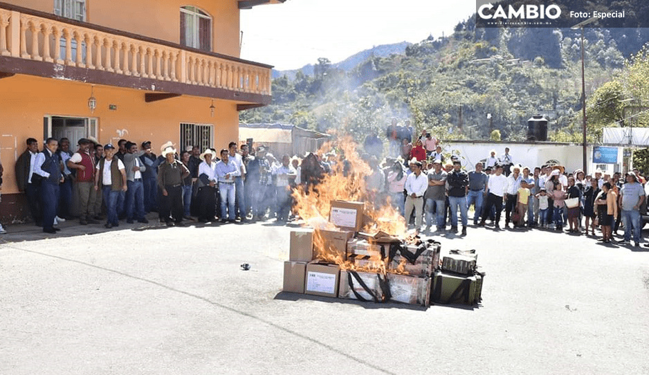 Tras acuerdo, queman boletas electorales de 2021 en Coyomeapan