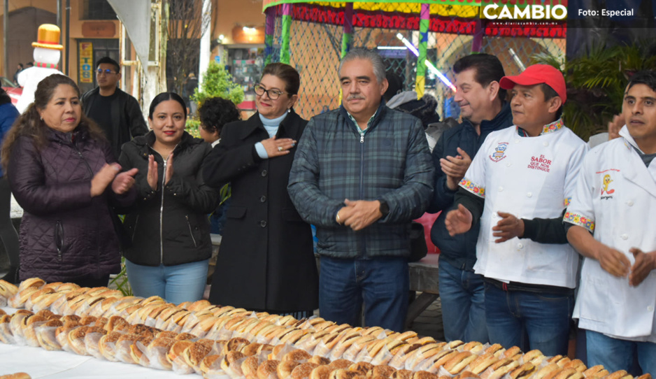 Reparten más de 700 hamburguesas a niños de Huauchinango por Día de Reyes