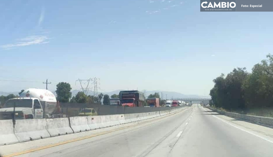 Tras cinco horas, transportistas de Amotac retiran manifestación de la México-Puebla