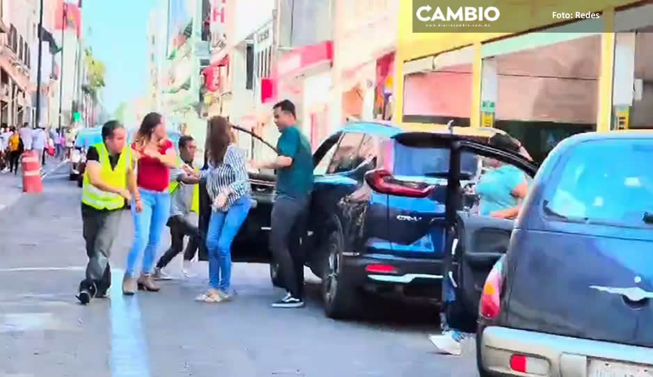 ¡Se dan con todo! Trabajadores de estacionamiento y automovilista se agarran a golpes en el Centro (VIDEO)