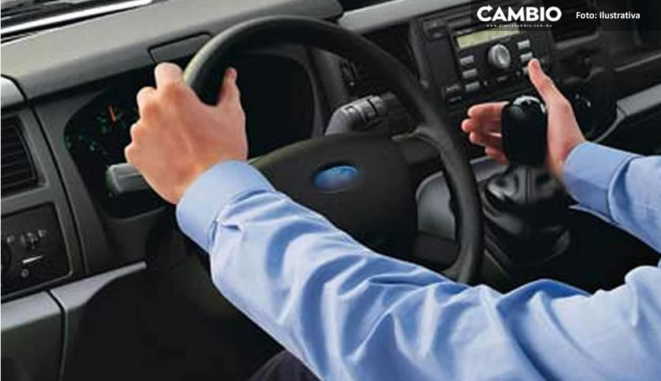 Casi se va el vacío; conductor se sale del camino en la México-Puebla y abandona su camioneta