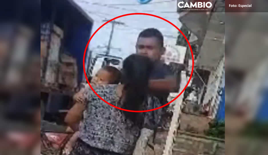 ¿Qué le pasa? Desalmado da puñetazo en la cabeza a bebé  (VIDEO)