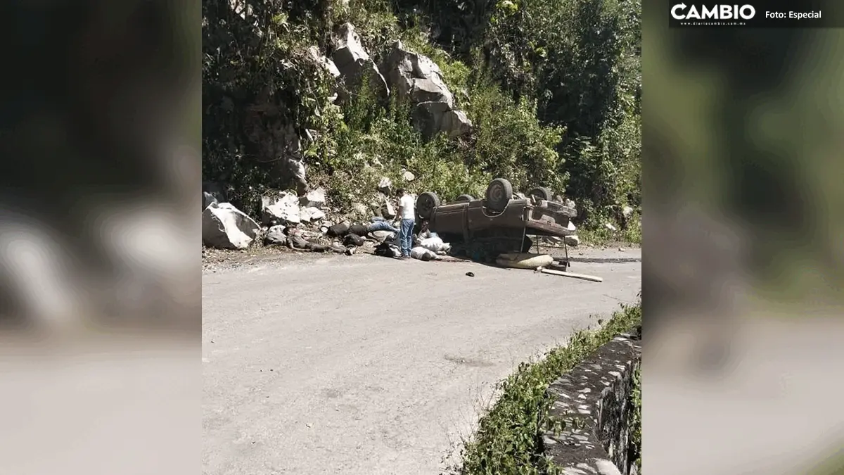 Volcadura de camioneta deja 3 muertos y 5 lesionados en la Sierra Negra
