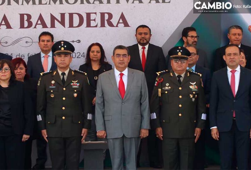 El gobernador Sergio Salomón encabeza ceremonia por el día de la Bandera.