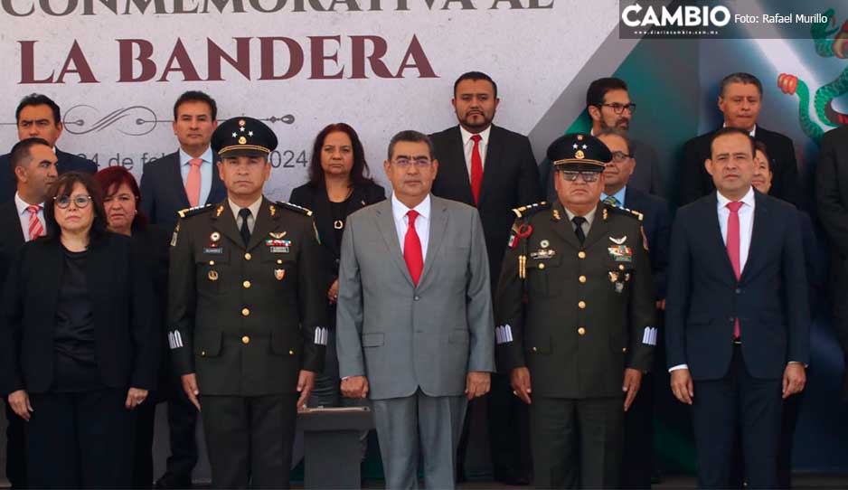 El gobernador Sergio Salomón encabeza ceremonia por el día de la Bandera.
